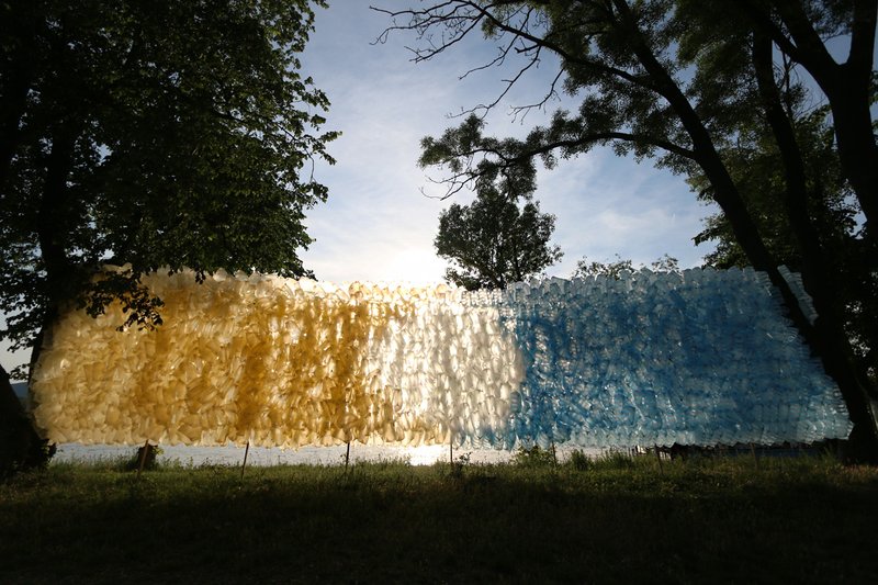 Illustration for article titled Weird Art Brings Plastic Shopping Bags Closer to Nature